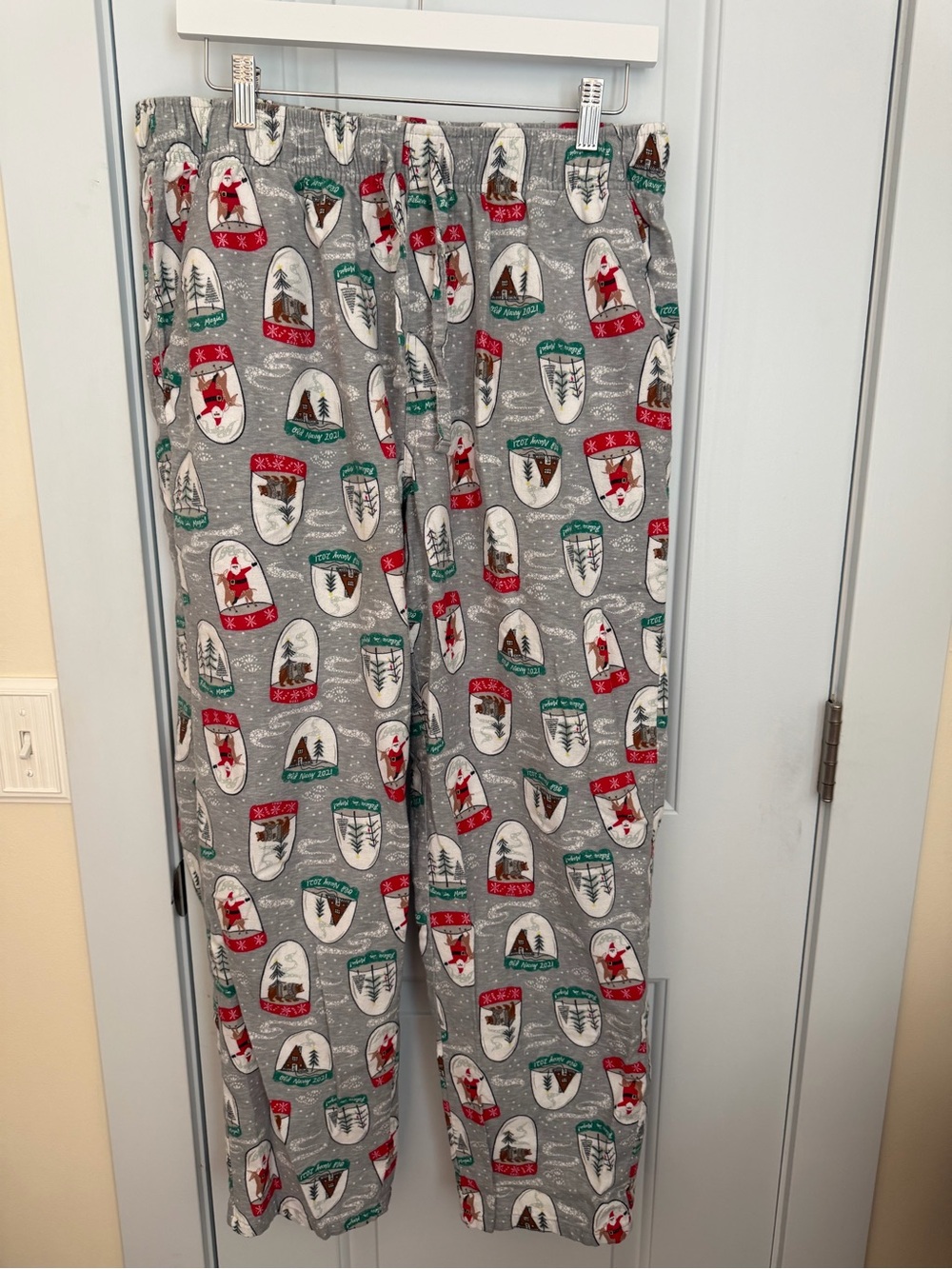 Old Navy Gray Holiday Snow Globe Print Men's Pajama Pants